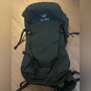 Arc'teryx Brize 32 Backpack in Black